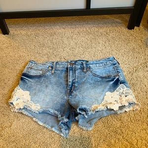 High rise shorts with lace details
